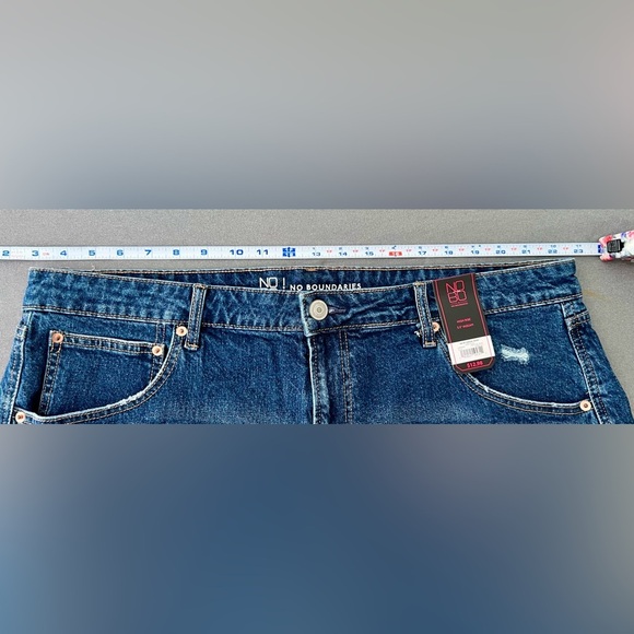 No Boundaries Women’s High-Rise Distressed Denim Shorts – Size 19 - Picture 4 of 5